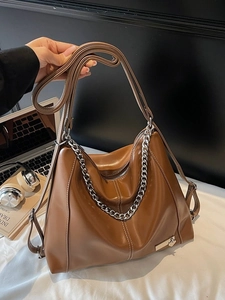 Sac cabas marron chic en cuir brillant avec chaîne argentée et grande capacité