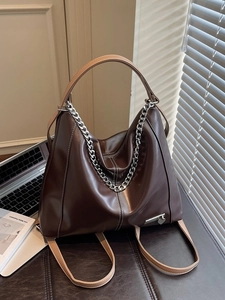 Sac cabas marron avec chaîne et pendentif cœur pour un trajet quotidien élégant