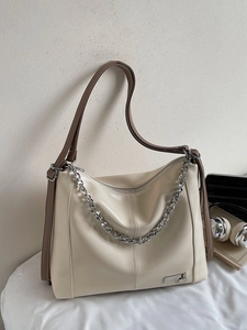 Grand sac hobo en cuir crème avec bandoulières marron et détail chaîne métal