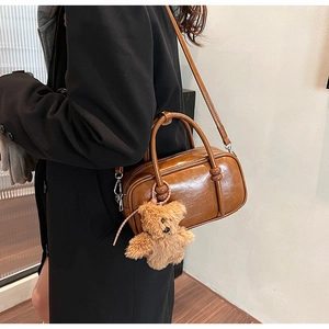 Borsa bowling marrone in pelle oliata a tracolla con ciondolo a forma di orsetto