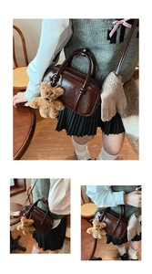 Borsa bowling vintage marrone in pelle PU con ciondolo a orsetto e manici robusti