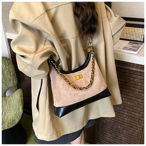 Dettaglio borsa hobo vintage in pelle scamosciata beige con cuciture e catena oro