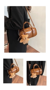 Dettaglio borsa bowling in ecopelle marrone con ciondolo a forma di orsetto peluche