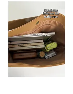 Vista dall'alto di una grande borsa tote marrone con interno spazioso per laptop