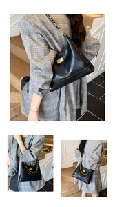 Détails du sac à bandoulière en cuir matelassé noir avec chaîne dorée et fermoir rotatif