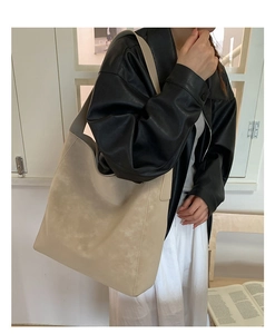 Borsa tote beige minimalista di grande capacità indossata da modella per il lavoro