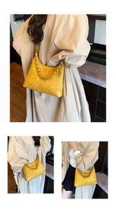 Détails du sac hobo en daim matelassé jaune avec chaîne dorée et fermoir métallique