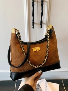 Borsa a spalla trapuntata in camoscio marrone retrò con catena oro e chiusura a scatto