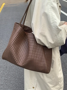 Fashionable dark brown woven tote bag for women, stylish large shoulder bag for daily commuting