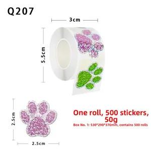 Détail d'autocollants pattes pailletées avec rouleau de 500 pièces et dimensions de 2,5 cm
