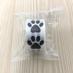 Détail d'autocollants de pattes de chien de 2,5 cm en rouleau avec fini pailleté