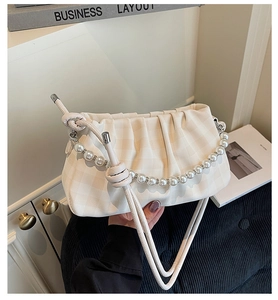 Détail du sac nuage blanc avec texture à damier et bandoulière en perles fines