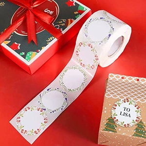 Gros plan sur des étiquettes en papier kraft avec couronnes de fleurs sur cadeaux