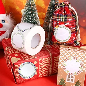 Détail macro d'autocollants de Noël sur des boîtes cadeaux rouges et des emballages festifs