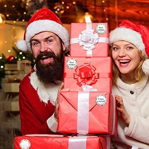 Gros plan d'un coffret cadeau de Noël avec autocollants festifs et texte Best Wishes