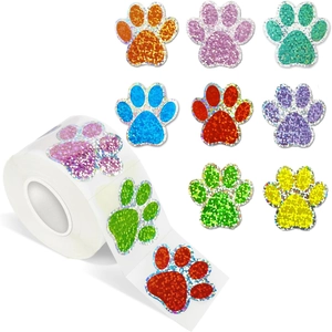 Gros plan de 500 autocollants de pattes de chien pailletés en couleurs vives sur rouleau