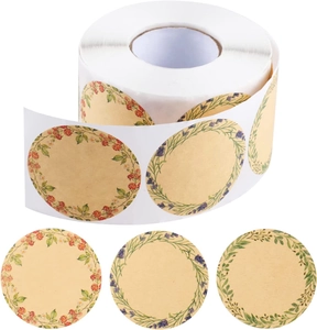 Détail macro d'autocollants en papier Kraft avec motifs de couronnes botaniques sur rouleau