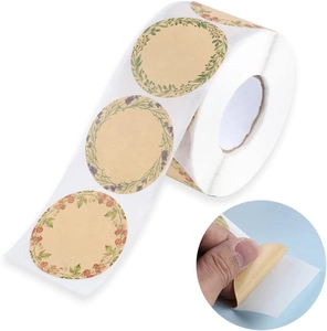 Détail d'autocollants ronds en papier kraft avec bordures florales pour décoration