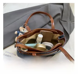 Details zur Innenseite der Denim-Patchwork-Tasche mit Stauraum für Kosmetik und Handy