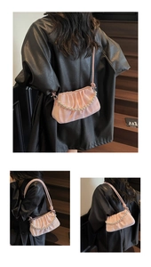Détail du sac nuage plissé rose clair avec chaîne en perles et texture à carreaux