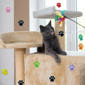 Détail d'autocollants pattes pailletées colorées posés sur un arbre à chat en sisal
