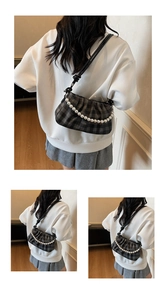 Détail du sac nuage à carreaux avec texture plissée et élégante chaîne en perles blanches