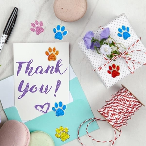 Autocollants de pattes colorés à paillettes sur boîtes cadeaux et enveloppes