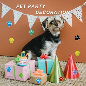 Gros plan d'autocollants pattes pailletées colorées sur cadeaux de fête pour chien