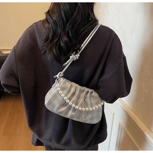 Détail du sac nuage gris argenté avec plis délicats et chaîne décorative en perles