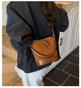 Detailansicht der braunen Vintage Beuteltasche mit Wildleder und glattem Lederdekor