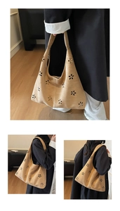 Détail de motifs floraux découpés au laser sur un sac cabas en daim camel minimaliste