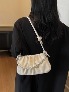 Sac nuage plissé blanc crème avec chaîne de perles et bandoulière à nœuds