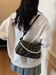 Mini sac à carreaux gris de style français avec chaîne en perles et bandoulière sur le dos