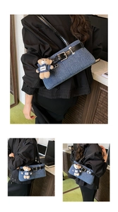 Detailansicht der Denim-Achseltasche mit Gürtelschnalle aus Leder und Bären-Anhänger