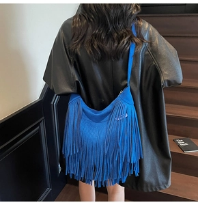 Dettaglio della borsa hobo in pelle scamosciata blu elettrico con lunghe frange
