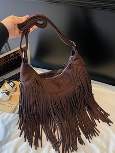 Borsa hobo bohémien in pelle scamosciata marrone scuro con lunghe frange e tracolla