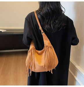 Détail du sac hobo à franges bohème en daim beige avec de longues franges et bandoulière