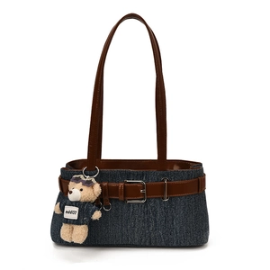 Vintage-Denim-Unterarmtasche mit braunen Ledergürteln und süßem Teddybär-Anhänger