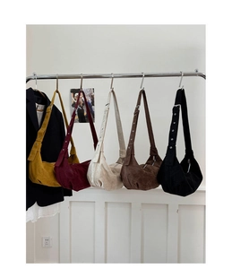 Série de sacs hobo en daim en cinq coloris avec bandoulières à œillets métalliques