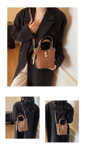 Détail du sac seau tressé marron avec pendentif en perles et boucle en métal argenté