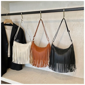 Vue détaillée des sacs seaux à franges rétro en beige, marron et noir avec boucles