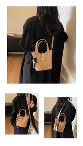 Détail du sac seau tissé camel avec breloque en bois et bandoulière réglable