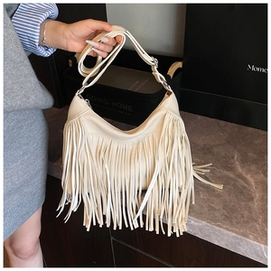 Vue détaillée du sac seau en PU blanc cassé avec de longues franges bohèmes et lanière