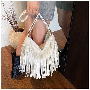 Détail du sac à bandoulière en PU blanc avec de longues franges et un design seau rétro