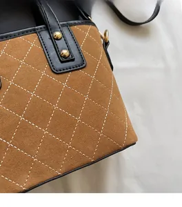 Macro di borsa a secchiello in camoscio marrone con trapuntatura a rombi e rivetti
