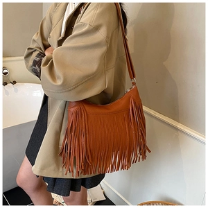 Vue détaillée du sac seau en cuir marron avec de longues franges de style bohème