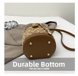 Nahaufnahme vom Taschenboden mit schützenden Goldnieten und Teddy-Plüschmaterial