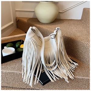 Détail du sac à bandoulière blanc à franges avec design de pompons et cuir synthétique de luxe