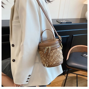 Detalle del bolso de cubo bicolor con cuero marrón y texturas de piel de oveja