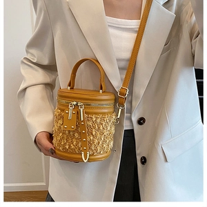 Detalle del bolso de cubo amarillo jengibre con patchwork de felpa y metal dorado
